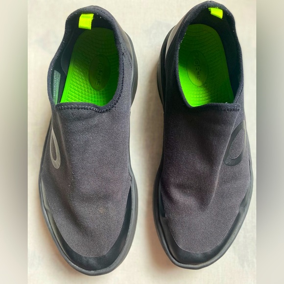 MEN'S OOFOS OOMG EEZEE LOW SHOE - BLACK 10.5 - Picture 2 of 13